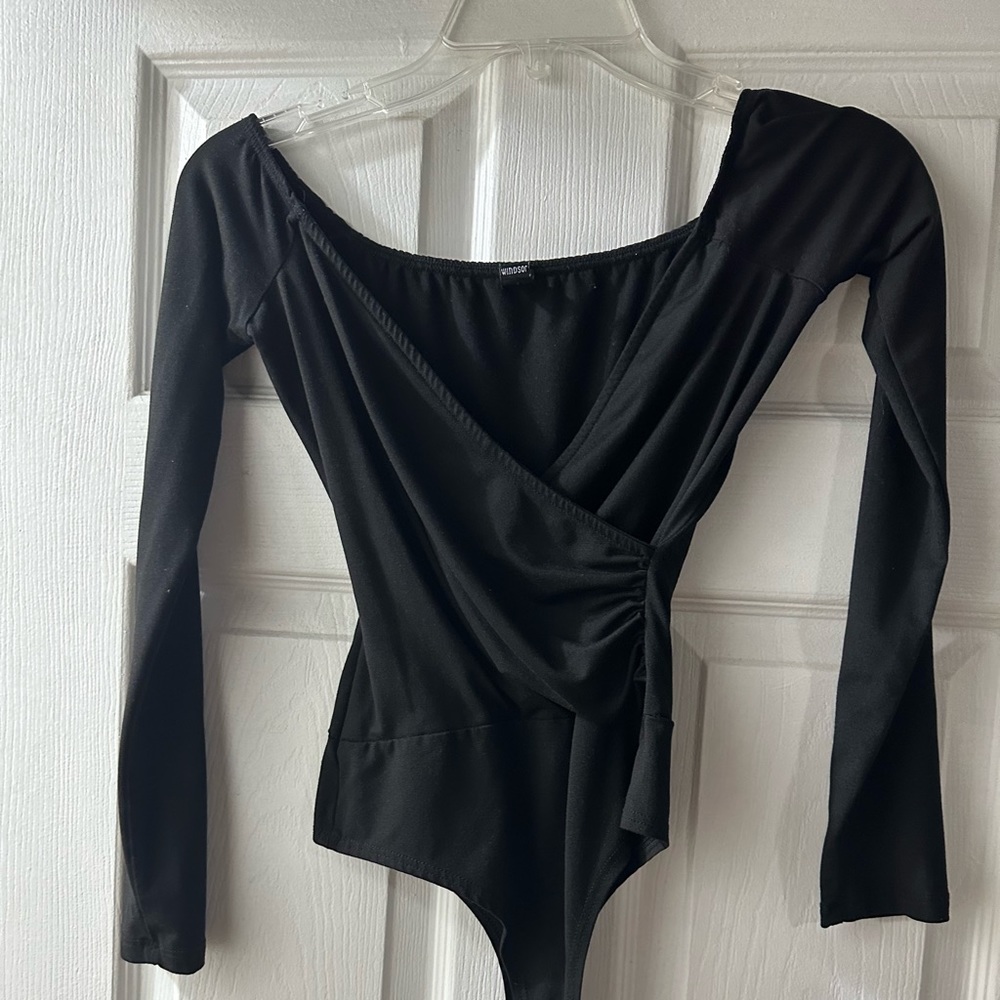 Black v neck off shoulder bodysuit
